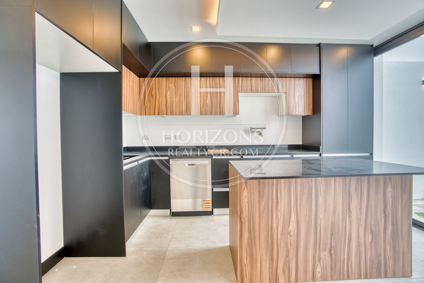 Casa en Venta en Condominio Distrito San Juan – 3 Dormitorios con Baño Cada Uno  nja1351