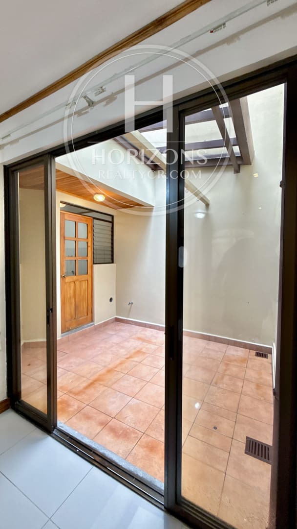 SE VENDE CASA A 1.4km de la UCR 4 HABITACIONES EN CONDOMINIO NJA692