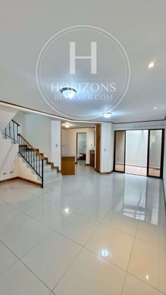 SE VENDE CASA A 1.4km de la UCR 4 HABITACIONES EN CONDOMINIO NJA692