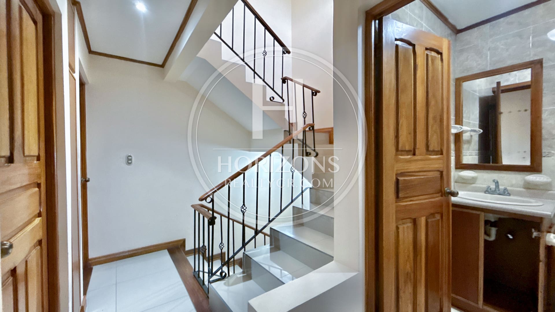SE VENDE CASA A 1.4km de la UCR 4 HABITACIONES EN CONDOMINIO NJA692