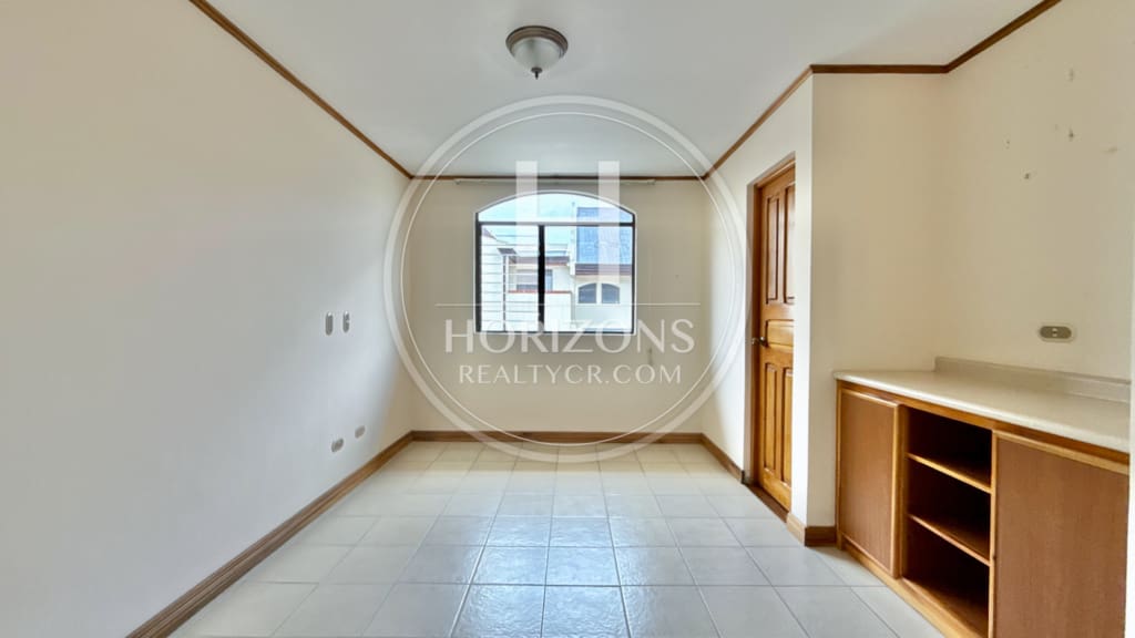 SE VENDE CASA A 1.4km de la UCR 4 HABITACIONES EN CONDOMINIO NJA692