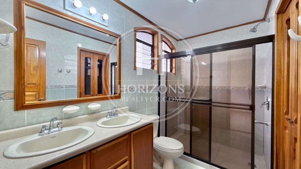 SE VENDE CASA A 1.4km de la UCR 4 HABITACIONES EN CONDOMINIO NJA692