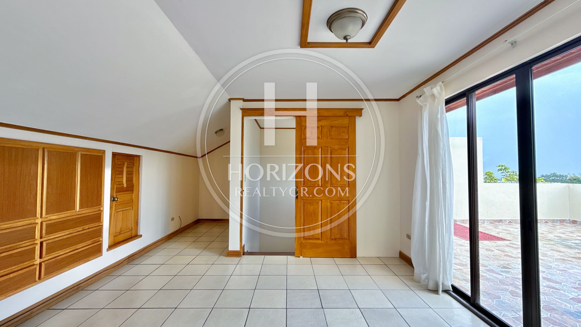 SE VENDE CASA A 1.4km de la UCR 4 HABITACIONES EN CONDOMINIO NJA692
