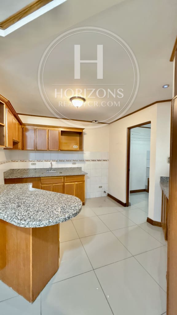 SE VENDE CASA A 1.4km de la UCR 4 HABITACIONES EN CONDOMINIO NJA692