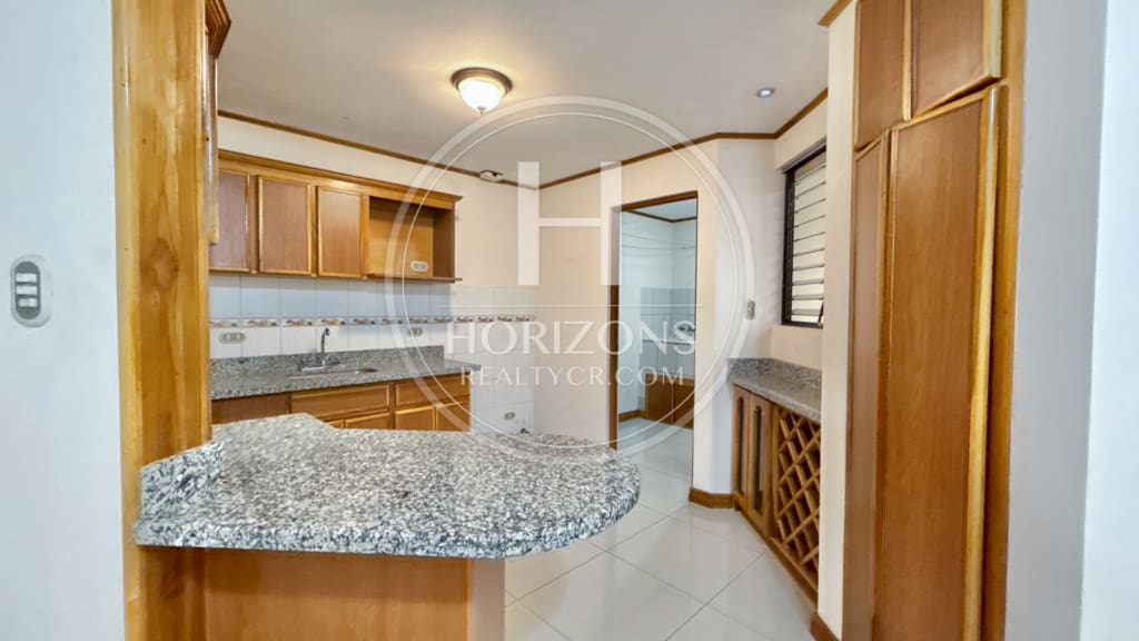 SE VENDE CASA A 1.4km de la UCR 4 HABITACIONES EN CONDOMINIO NJA692