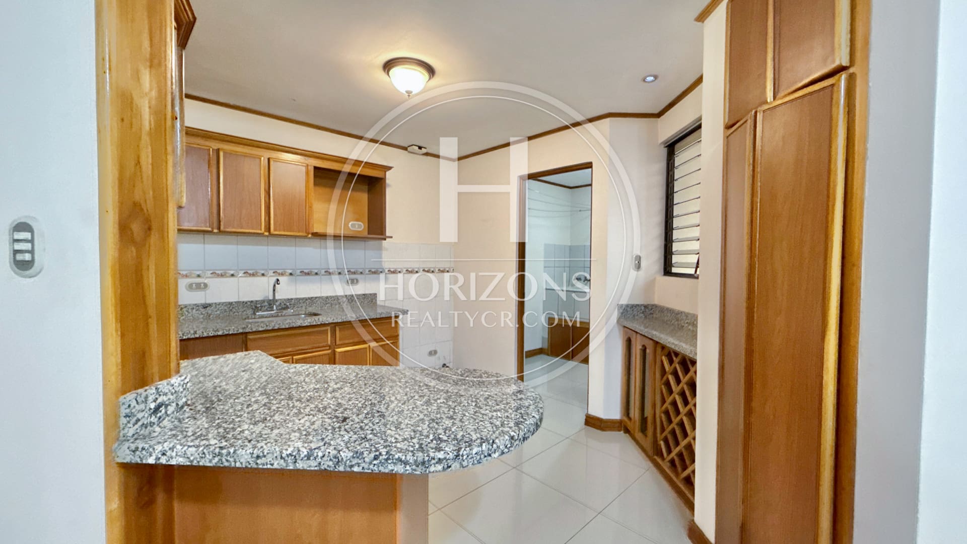 SE VENDE CASA A 1.4km de la UCR 4 HABITACIONES EN CONDOMINIO NJA692