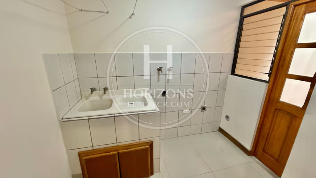 SE VENDE CASA A 1.4km de la UCR 4 HABITACIONES EN CONDOMINIO NJA692