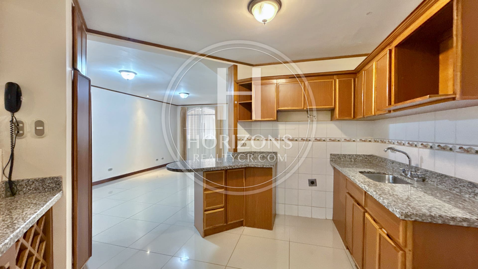SE VENDE CASA A 1.4km de la UCR 4 HABITACIONES EN CONDOMINIO NJA692