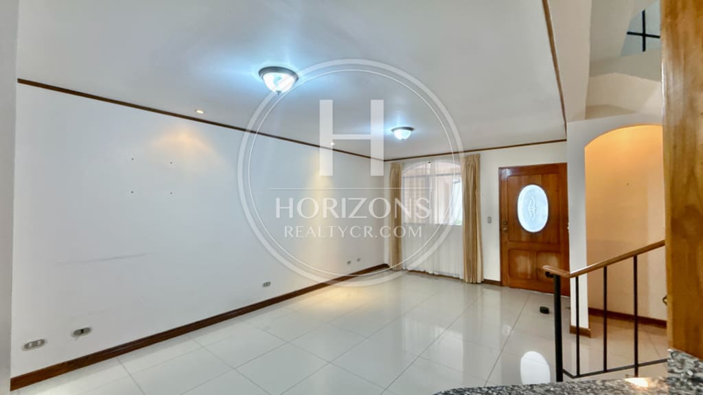 SE VENDE CASA A 1.4km de la UCR 4 HABITACIONES EN CONDOMINIO NJA692