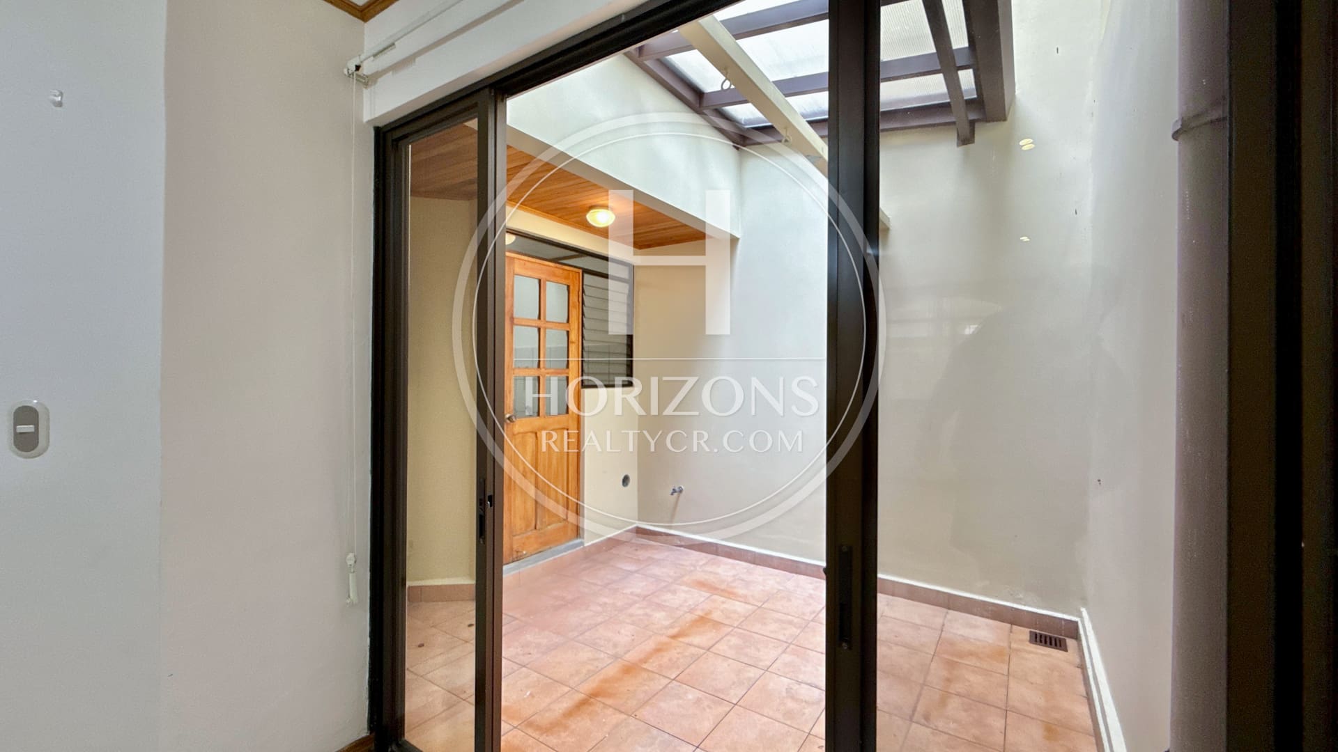 SE VENDE CASA A 1.4km de la UCR 4 HABITACIONES EN CONDOMINIO NJA692