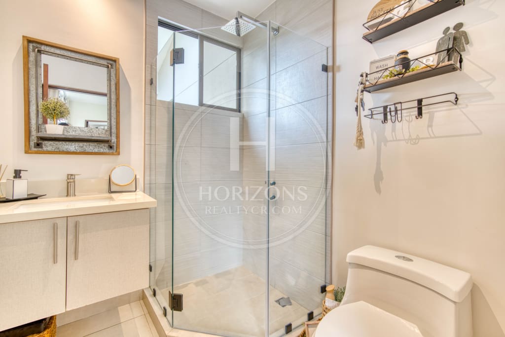 Casa en Venta en Condominio La Estefana con Jardín Privado 3 Habitaciones y 4 Parqueos noj1105