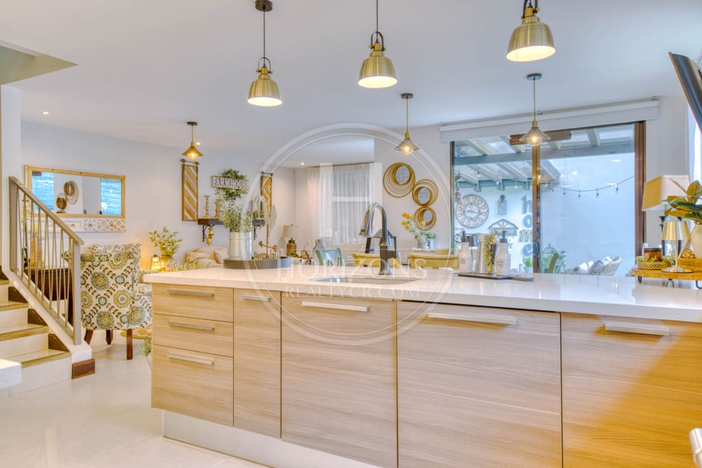 Casa en Venta en Condominio La Estefana con Jardín Privado 3 Habitaciones y 4 Parqueos noj1105