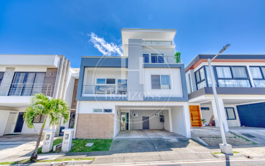 Se Vende Casa Contemporanea En Condominio Lusso en Santa Ana 4 Habitaciones noj1090