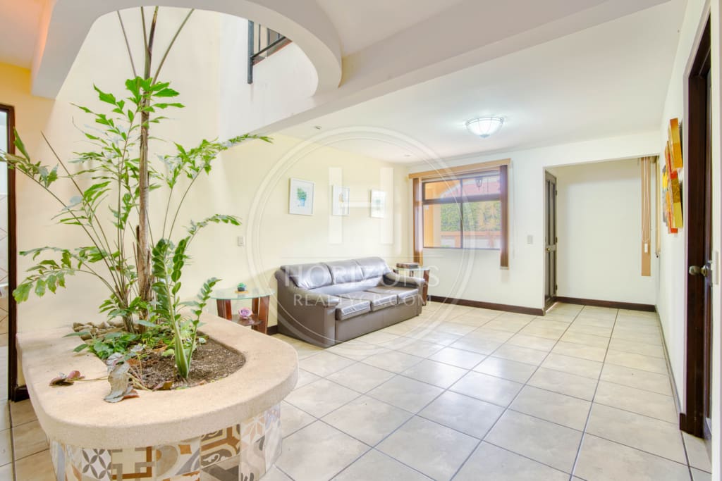 Casa en Venta en Condominio Xicoyan en Sabanilla con 4 Habitaciones y Oficina noj1096