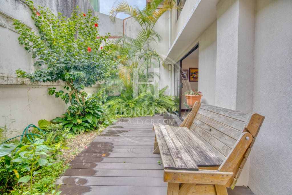 Casa en Venta en Condominio Xicoyan en Sabanilla con 4 Habitaciones y Oficina noj1096