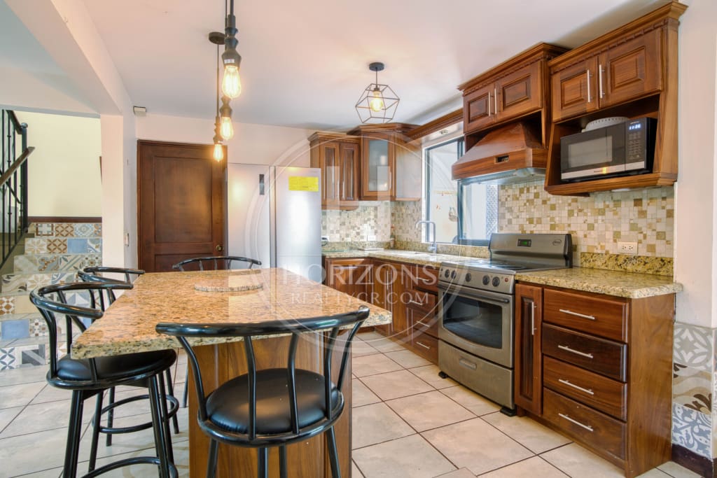 Casa en Venta en Condominio Xicoyan en Sabanilla con 4 Habitaciones y Oficina noj1096