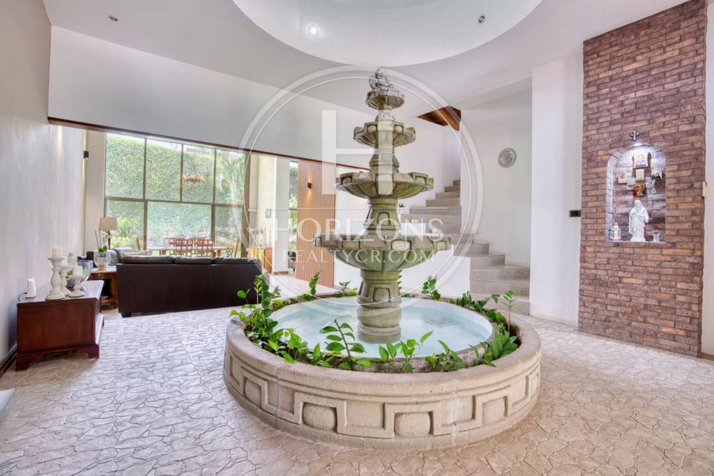 Se Vende Casa de un nivel con Amplios Jardines en Condominio Bosque Dorado Santa Ananja1354