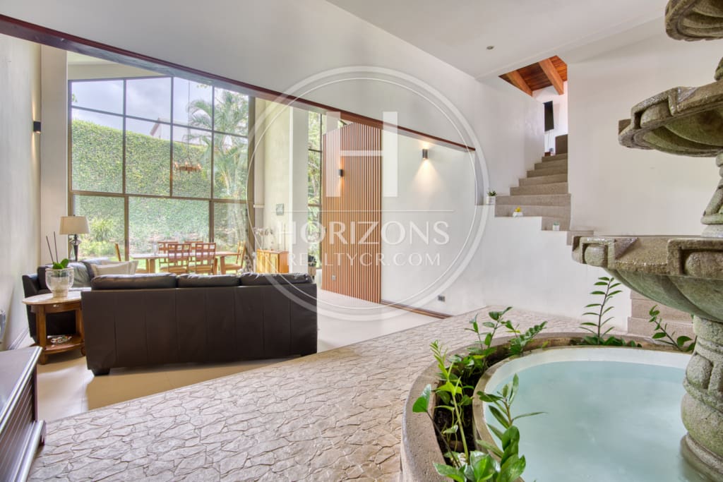 Se Vende Casa de un nivel con Amplios Jardines en Condominio Bosque Dorado Santa Ananja1354