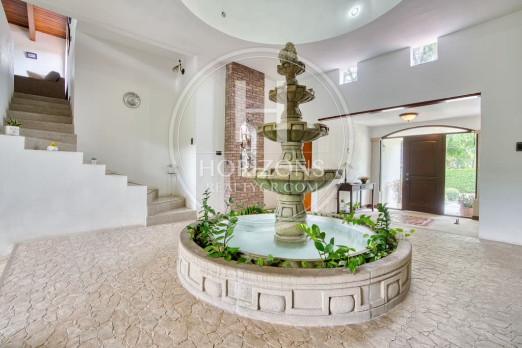 Se Vende Casa de un nivel con Amplios Jardines en Condominio Bosque Dorado Santa Ananja1354