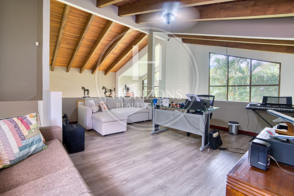 Se Vende Casa de un nivel con Amplios Jardines en Condominio Bosque Dorado Santa Ananja1354