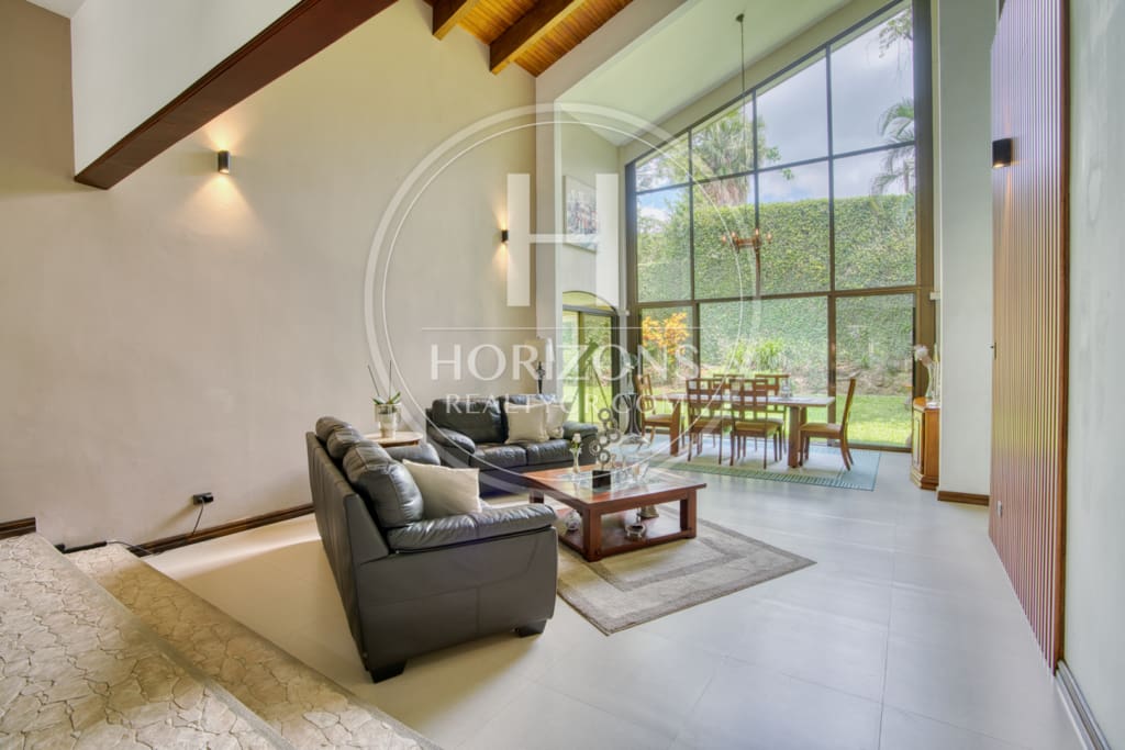 Se Vende Casa de un nivel con Amplios Jardines en Condominio Bosque Dorado Santa Ananja1354