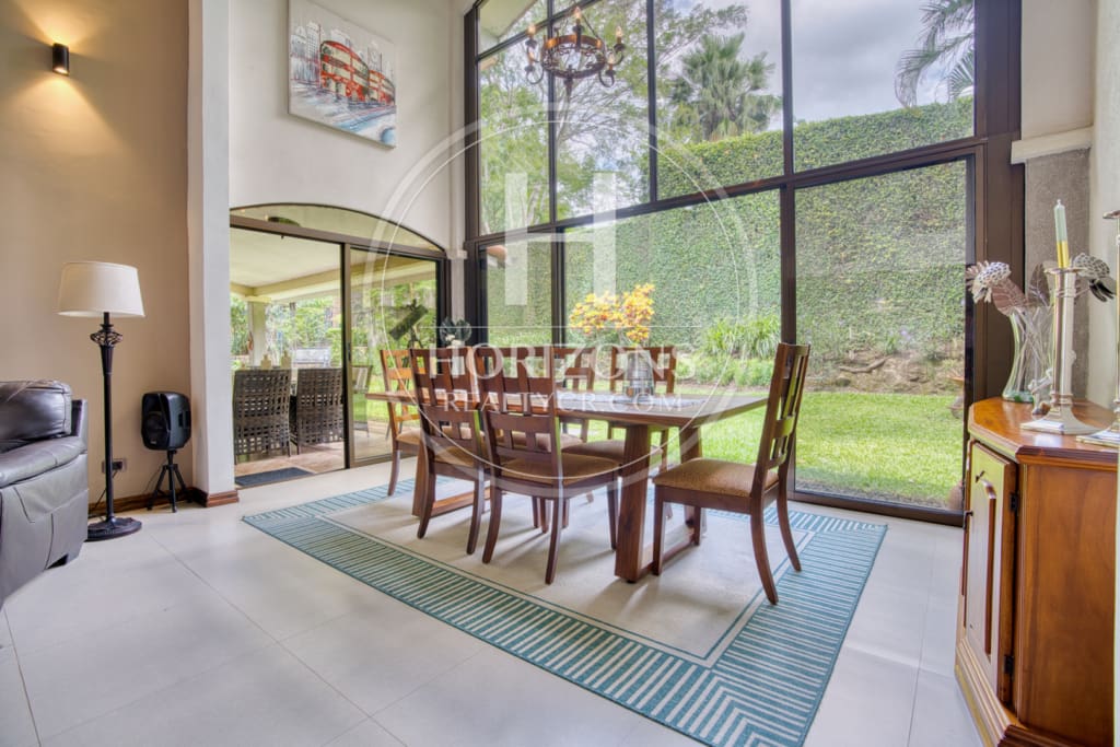 Se Vende Casa de un nivel con Amplios Jardines en Condominio Bosque Dorado Santa Ananja1354