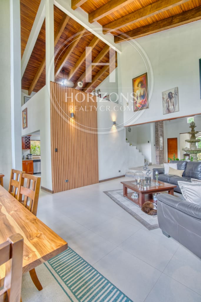 Se Vende Casa de un nivel con Amplios Jardines en Condominio Bosque Dorado Santa Ananja1354