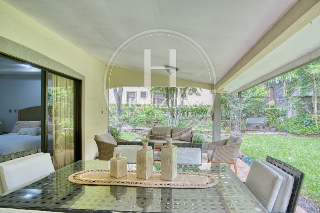 Se Vende Casa de un nivel con Amplios Jardines en Condominio Bosque Dorado Santa Ananja1354