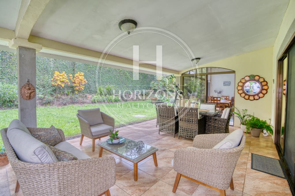 Se Vende Casa de un nivel con Amplios Jardines en Condominio Bosque Dorado Santa Ananja1354