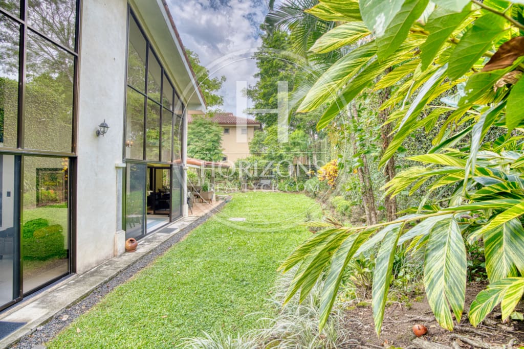 Se Vende Casa de un nivel con Amplios Jardines en Condominio Bosque Dorado Santa Ananja1354