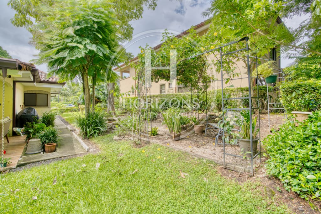 Se Vende Casa de un nivel con Amplios Jardines en Condominio Bosque Dorado Santa Ananja1354