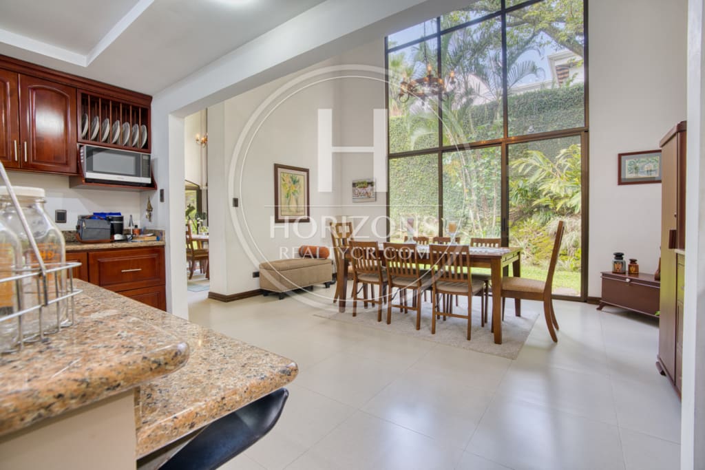 Se Vende Casa de un nivel con Amplios Jardines en Condominio Bosque Dorado Santa Ananja1354