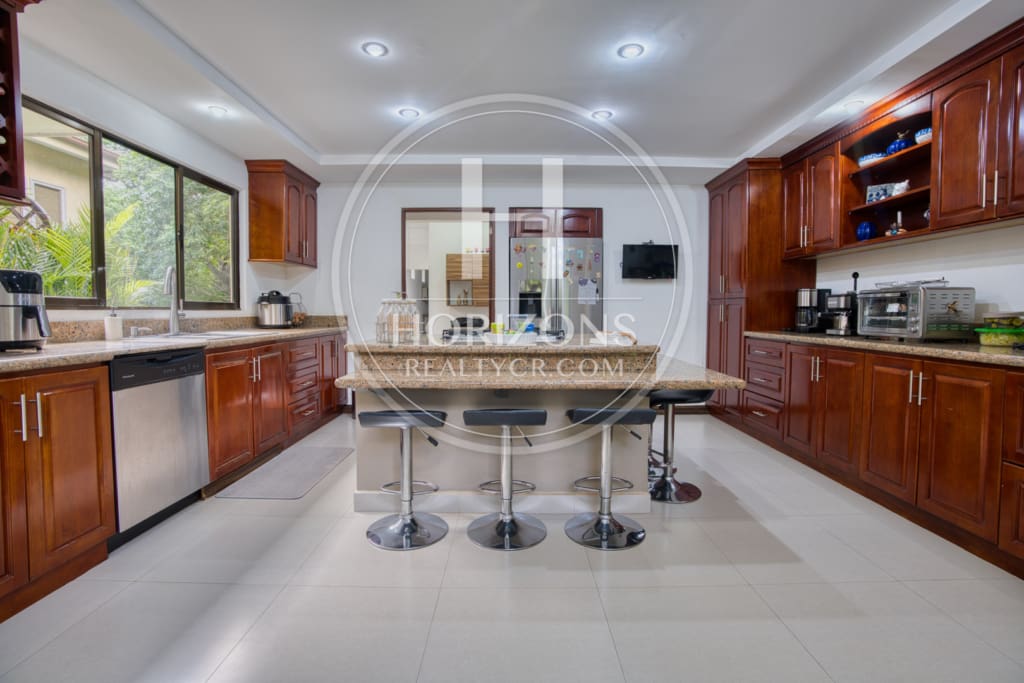 Se Vende Casa de un nivel con Amplios Jardines en Condominio Bosque Dorado Santa Ananja1354