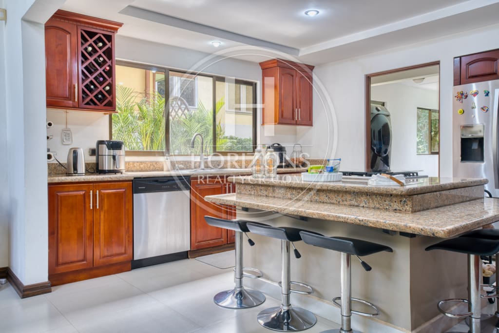 Se Vende Casa de un nivel con Amplios Jardines en Condominio Bosque Dorado Santa Ananja1354