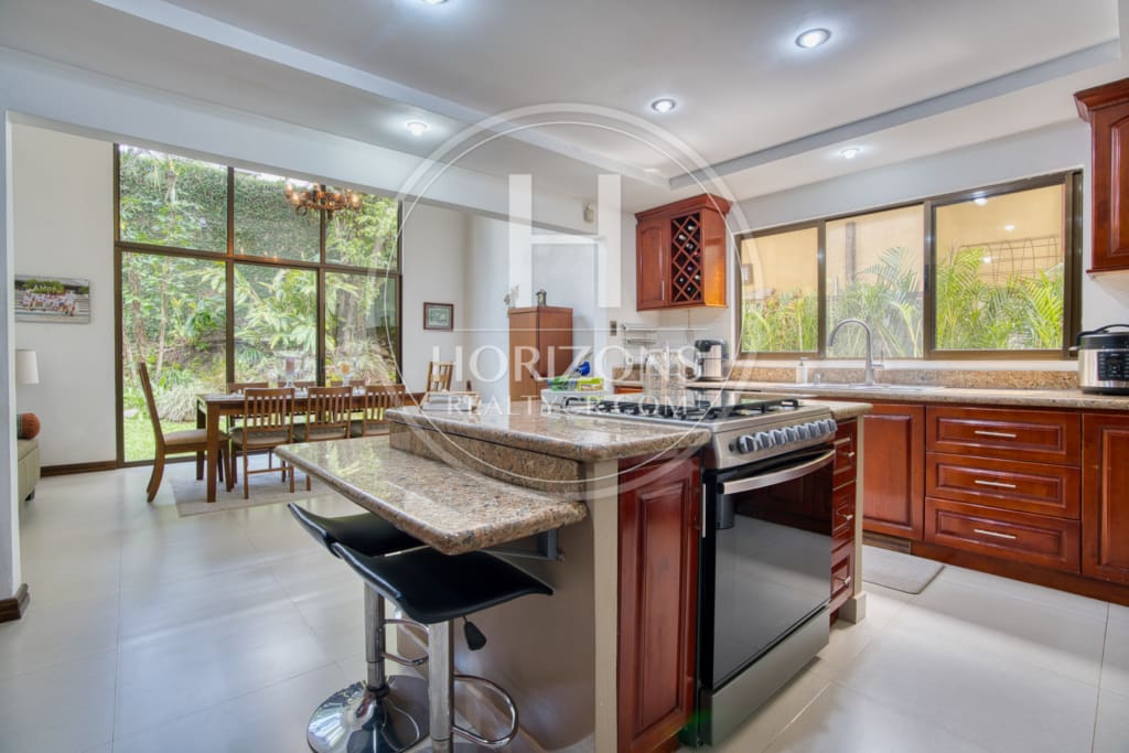 Se Vende Casa de un nivel con Amplios Jardines en Condominio Bosque Dorado Santa Ananja1354