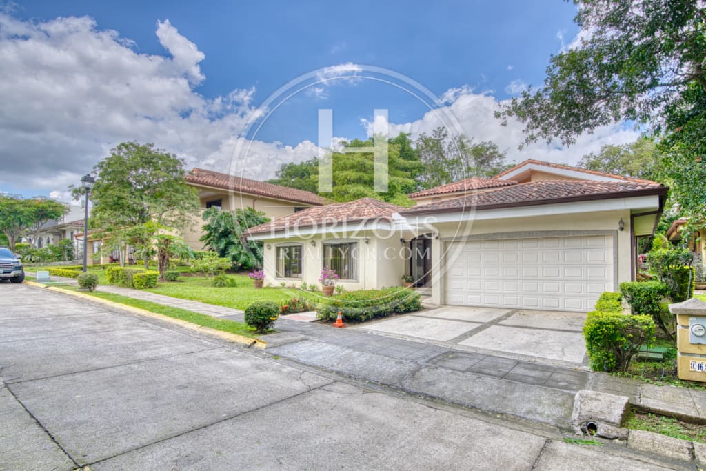 Se Vende Casa de un nivel con Amplios Jardines en Condominio Bosque Dorado Santa Ananja1354