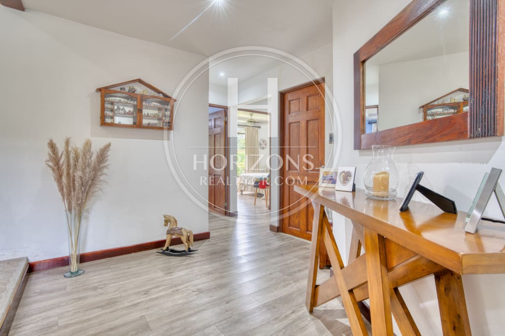 Se Vende Casa de un nivel con Amplios Jardines en Condominio Bosque Dorado Santa Ananja1354