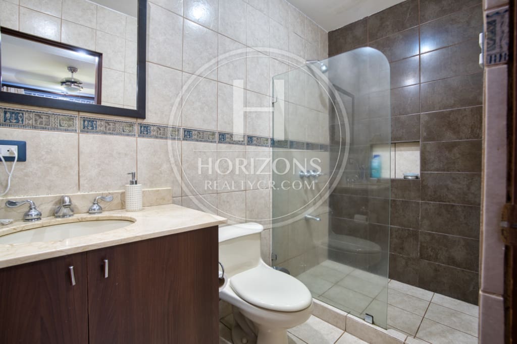 Se Vende Casa de un nivel con Amplios Jardines en Condominio Bosque Dorado Santa Ananja1354