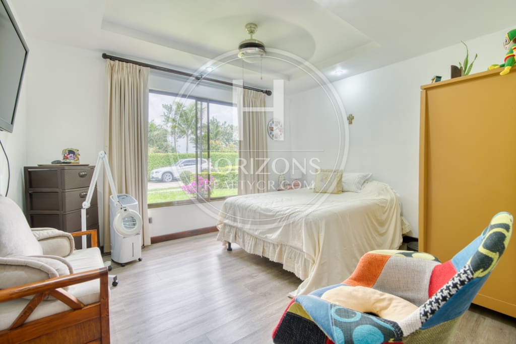 Se Vende Casa de un nivel con Amplios Jardines en Condominio Bosque Dorado Santa Ananja1354