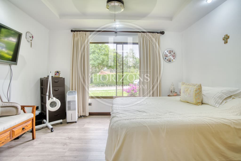 Se Vende Casa de un nivel con Amplios Jardines en Condominio Bosque Dorado Santa Ananja1354