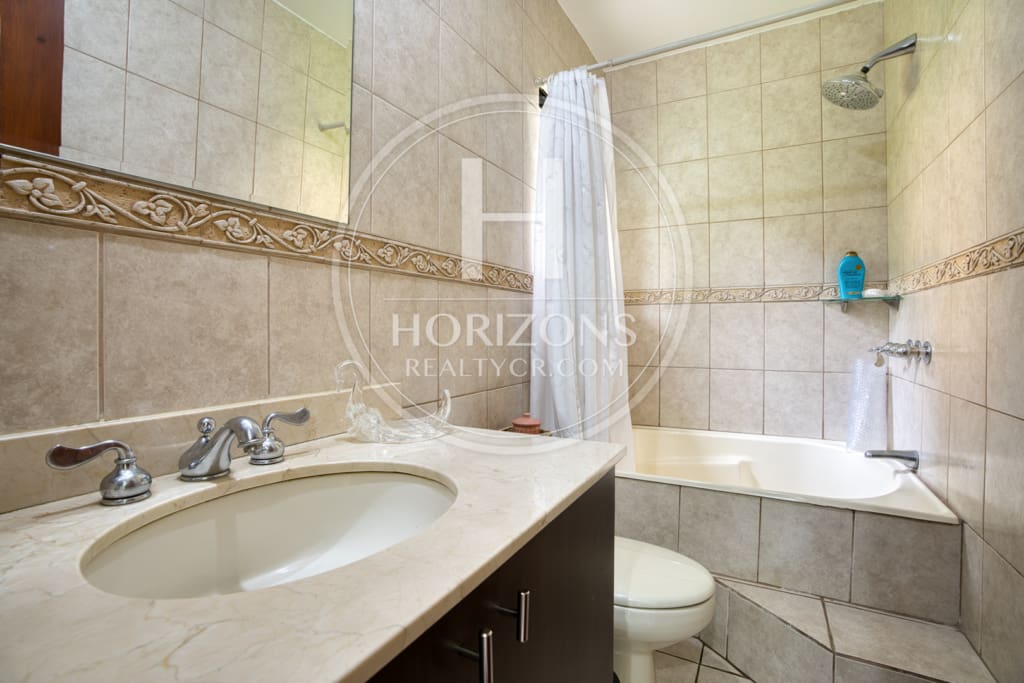 Se Vende Casa de un nivel con Amplios Jardines en Condominio Bosque Dorado Santa Ananja1354
