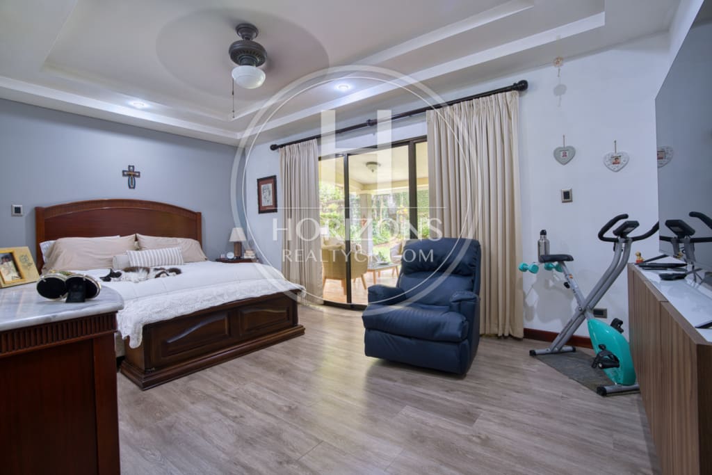 Se Vende Casa de un nivel con Amplios Jardines en Condominio Bosque Dorado Santa Ananja1354