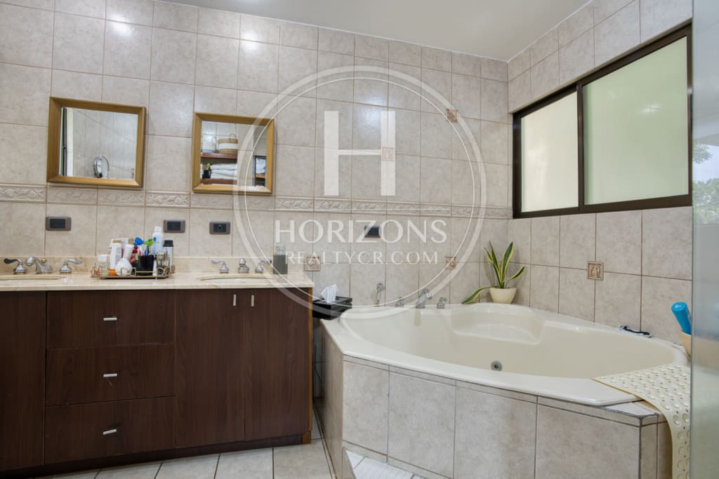 Se Vende Casa de un nivel con Amplios Jardines en Condominio Bosque Dorado Santa Ananja1354