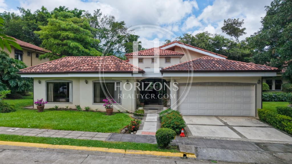 Se Vende Casa de un nivel con Amplios Jardines en Condominio Bosque Dorado Santa Ananja1354