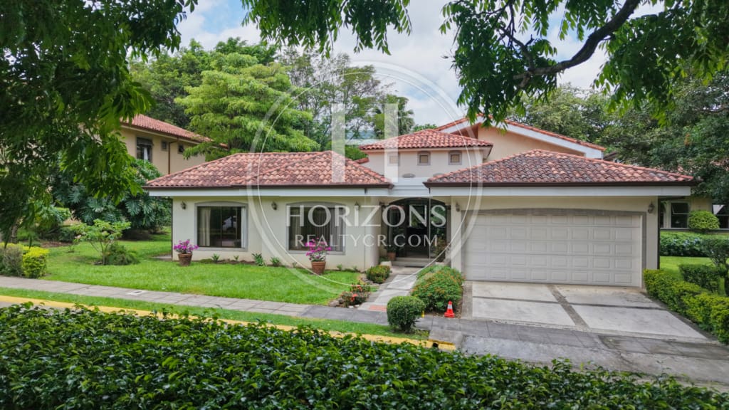 Se Vende Casa De Un Nivel Con Amplios Jardines En Condominio Bosque Dorado Santa Ananja1354