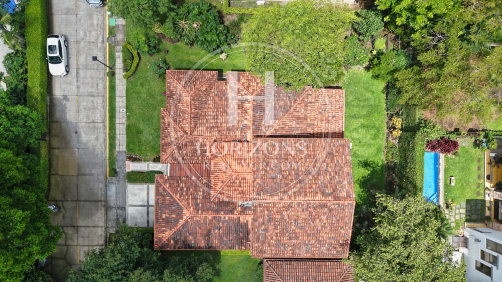 Se Vende Casa de un nivel con Amplios Jardines en Condominio Bosque Dorado Santa Ananja1354