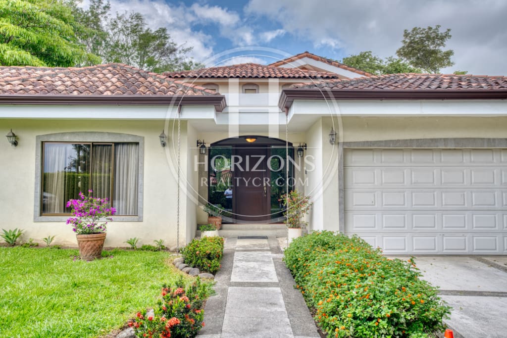 Se Vende Casa de un nivel con Amplios Jardines en Condominio Bosque Dorado Santa Ananja1354