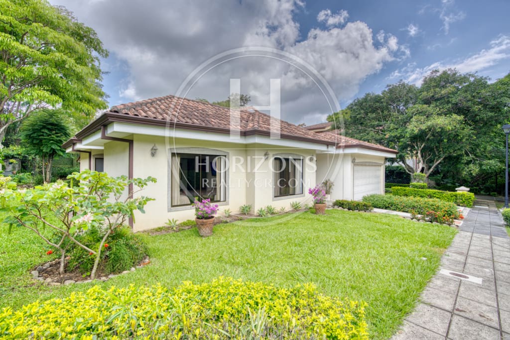 Se Vende Casa de un nivel con Amplios Jardines en Condominio Bosque Dorado Santa Ananja1354