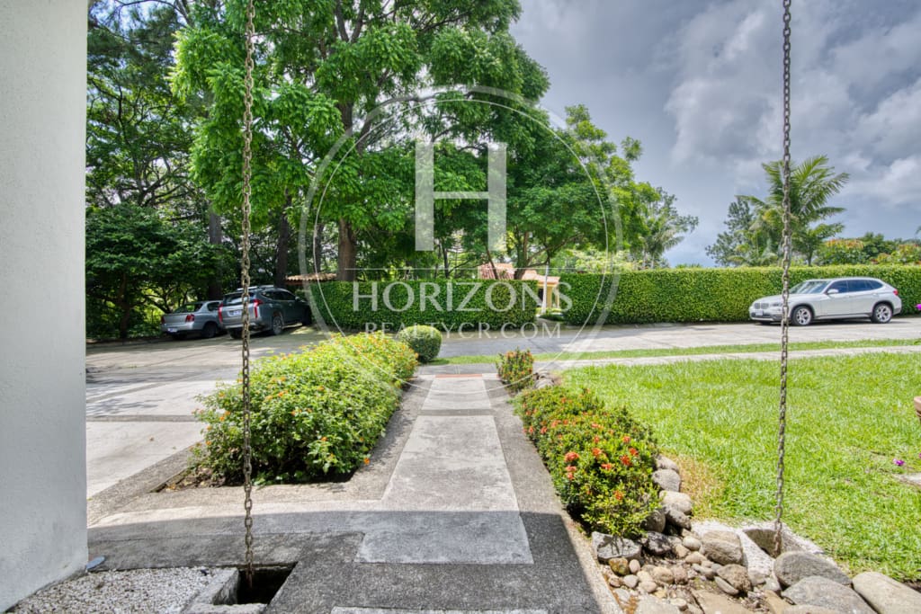Se Vende Casa de un nivel con Amplios Jardines en Condominio Bosque Dorado Santa Ananja1354