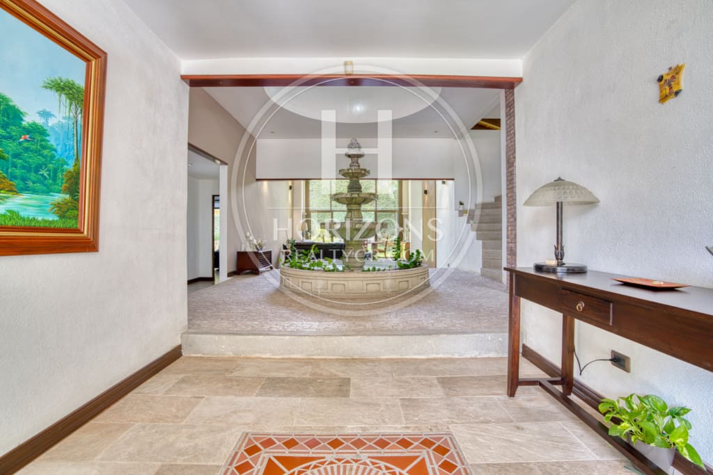 Se Vende Casa de un nivel con Amplios Jardines en Condominio Bosque Dorado Santa Ananja1354